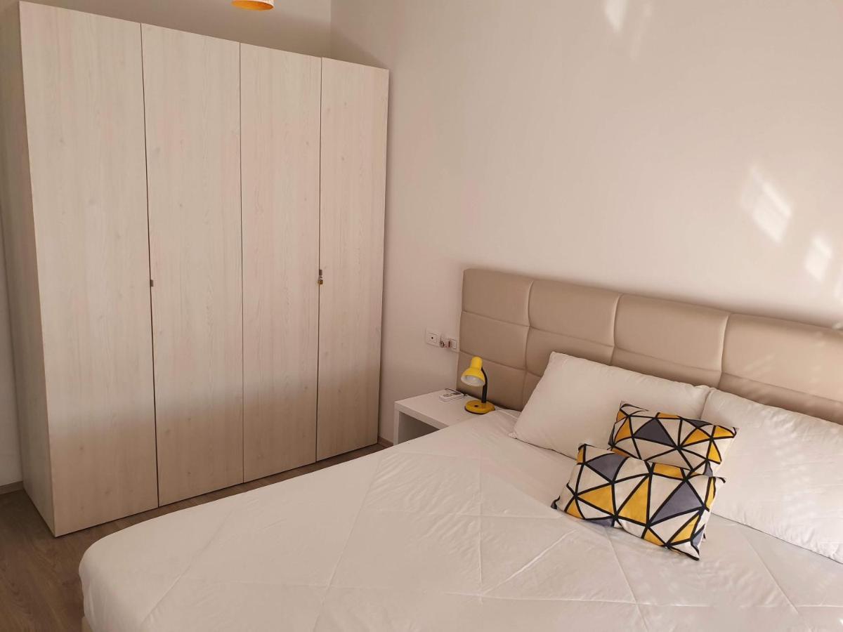Rovena's Apartment - free parking Tiranë Eksteriør bilde