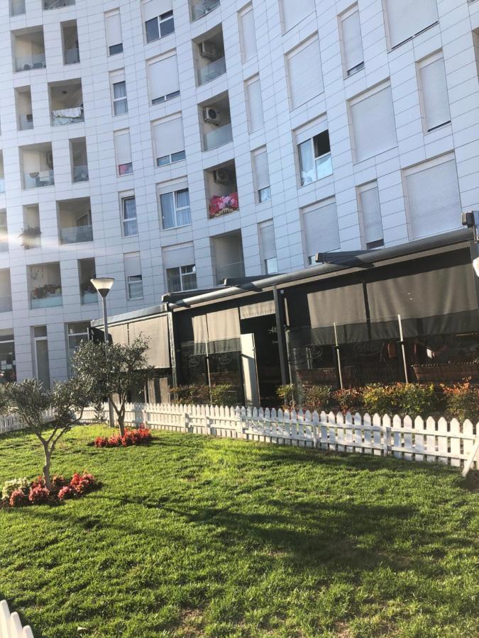 Rovena's Apartment - free parking Tiranë Eksteriør bilde