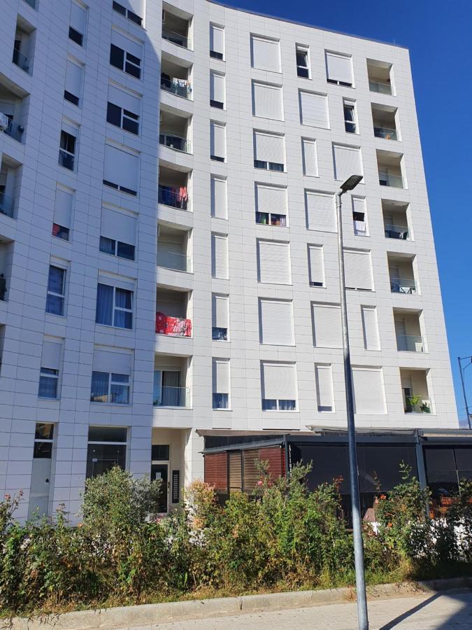 Rovena's Apartment - free parking Tiranë Eksteriør bilde