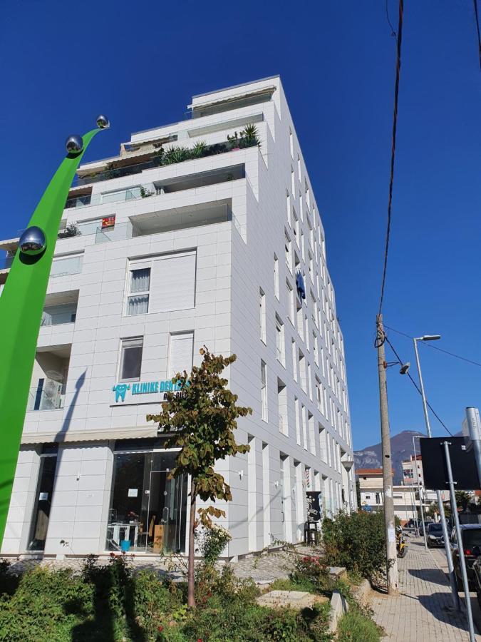Rovena's Apartment - free parking Tiranë Eksteriør bilde