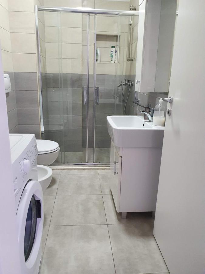 Rovena's Apartment - free parking Tiranë Eksteriør bilde