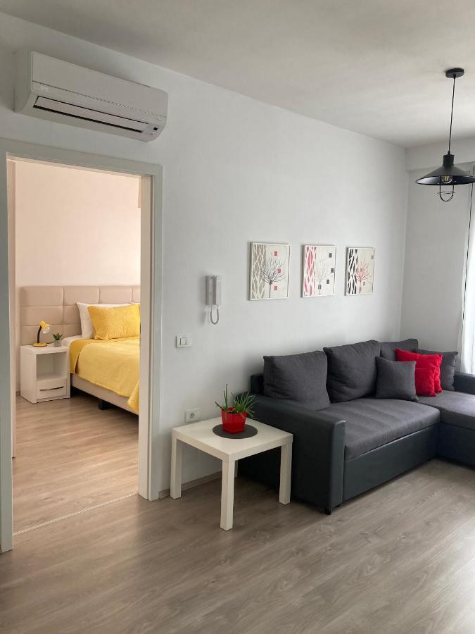 Rovena's Apartment - free parking Tiranë Eksteriør bilde