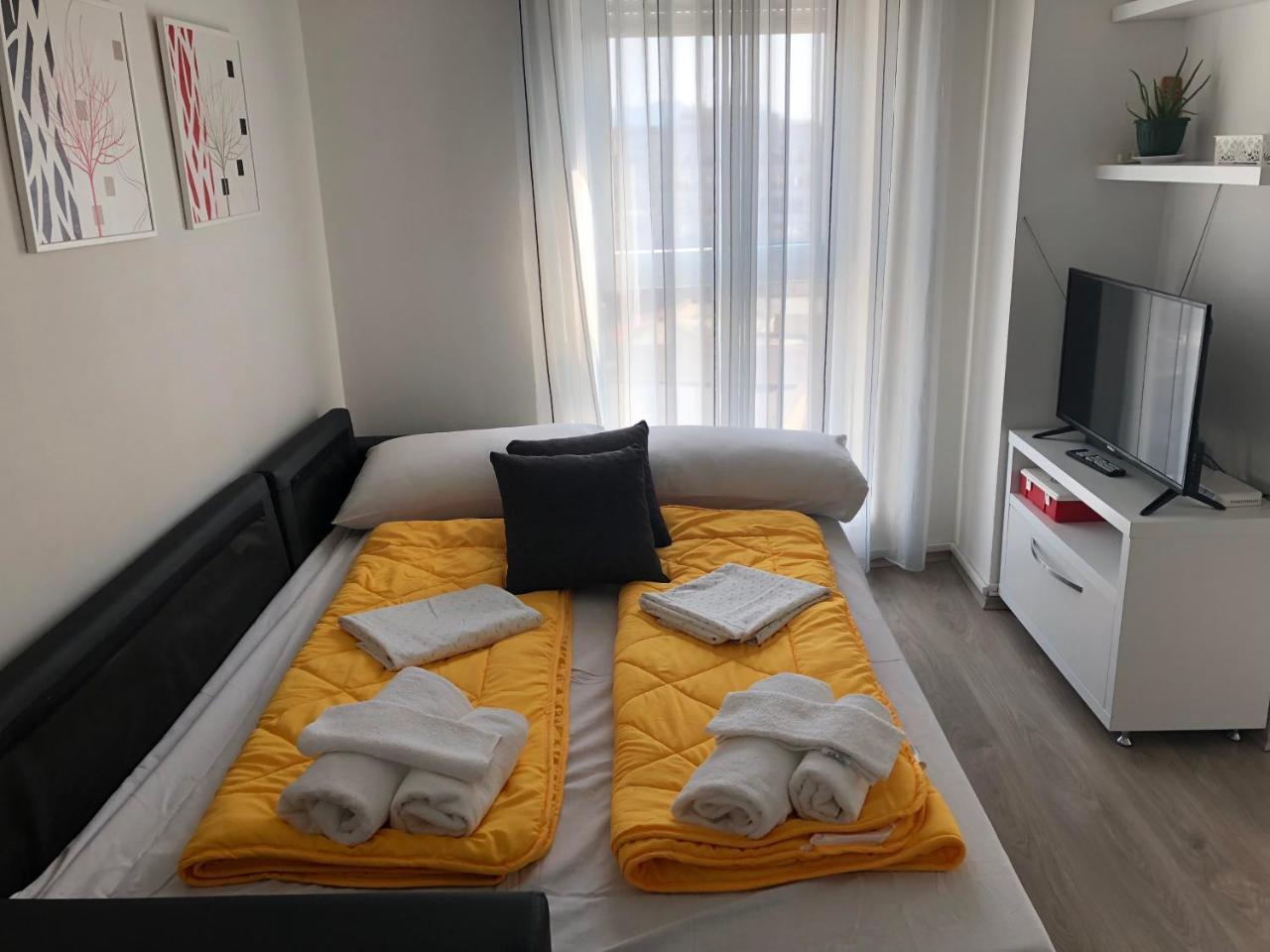 Rovena's Apartment - free parking Tiranë Eksteriør bilde